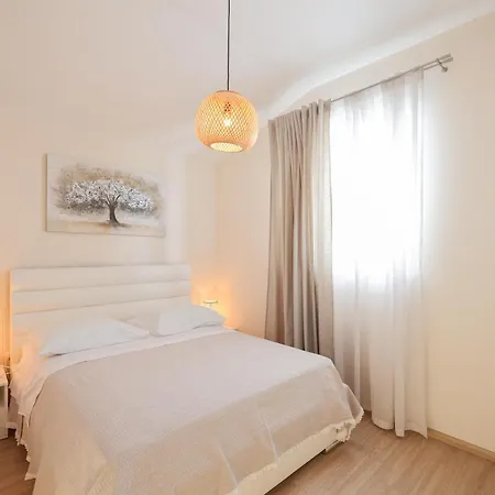 Vila Marinerro Completely Energy Self-sustainable Surrounded By Olive Groves And An Orchard *