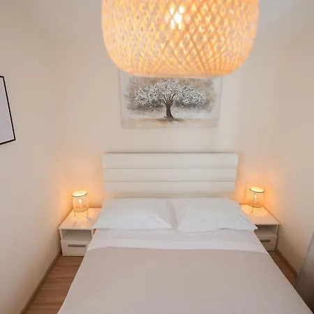 Vila Marinerro Completely Energy Self-sustainable Surrounded By Olive Groves And An Orchard