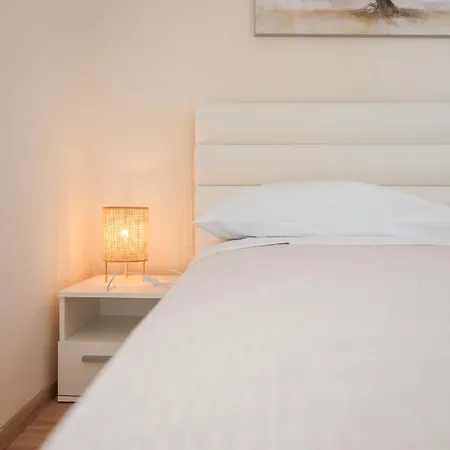 Vila Marinerro Completely Energy Self-sustainable Surrounded By Olive Groves And An Orchard *